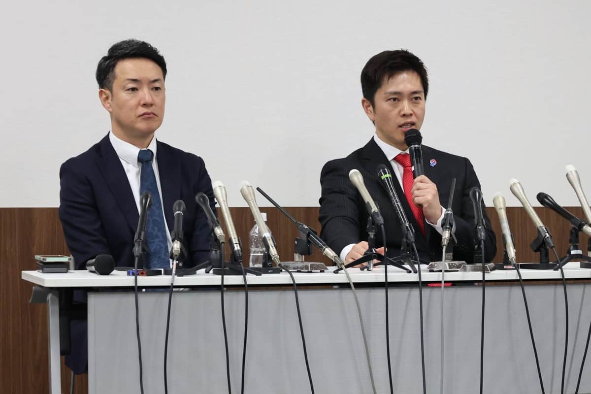 記者会見する吉村洋文氏（右）と横山英幸氏（1月15日、大阪市中央区）