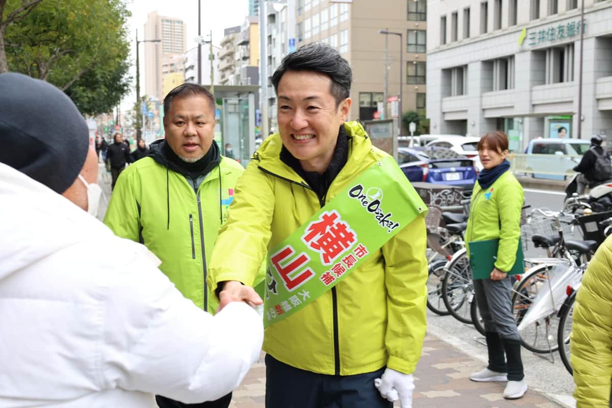 通行人と握手する横山英幸・前大阪市長（1月26日、大阪市北区）