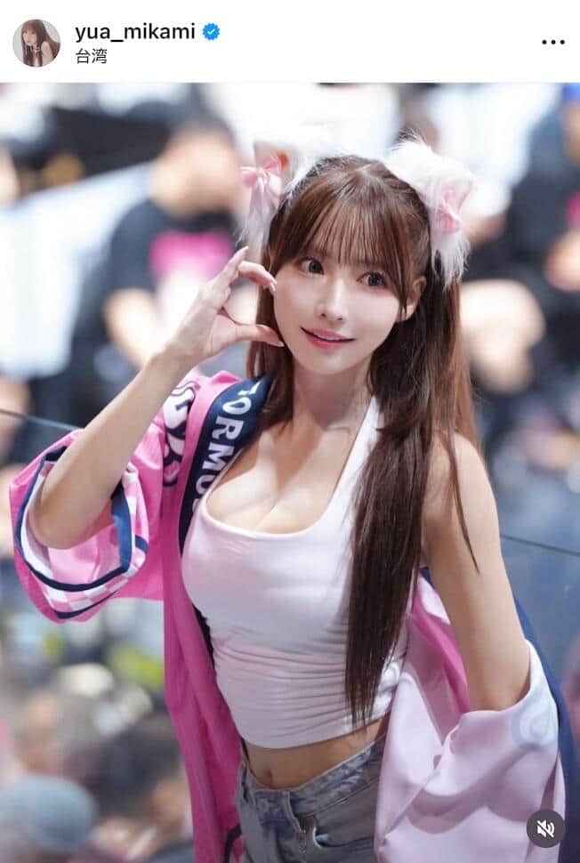 三上悠亜、ミニスカ制服風衣装でキレッキレなダンス「可愛すぎる」大絶賛　「めちゃアイドル」「毎秒美しい」