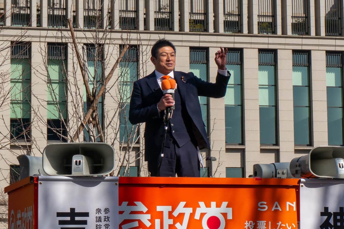 JR東京駅の丸の内駅前広場で第一声を上げる参政党・神谷宗幣代表（2026年1月27日撮影）