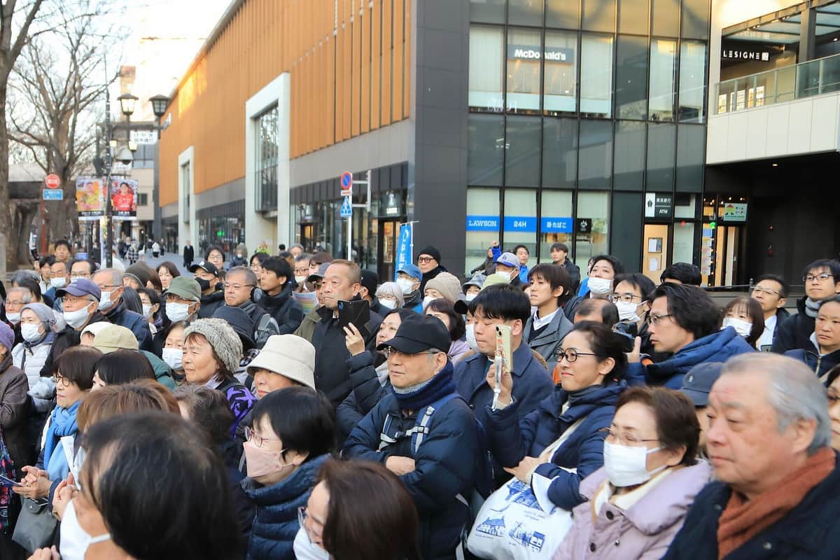 演説には多くの人が耳を傾けた