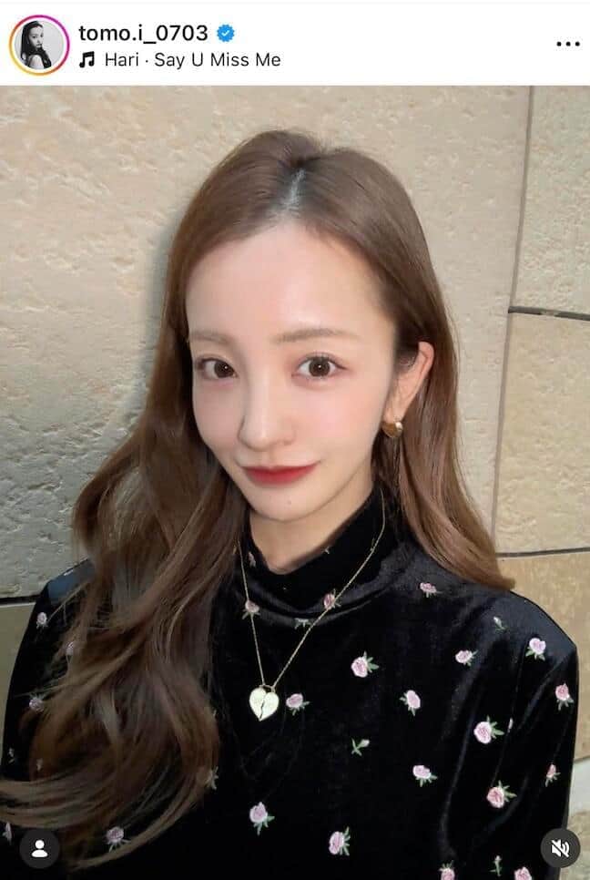 板野友美、ミニ丈×透け感タイツのコーデで...カワイイがダダ漏れ　「スタイル良すぎる」「頭抱える可愛さ」