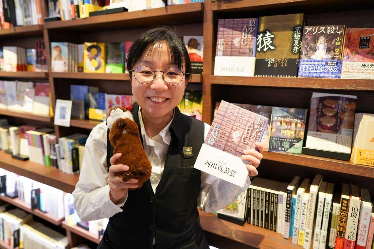 「梅田 蔦屋書店」で文学コンシェルジュを務める河出真美さん（写真提供：カルチュア・コンビニエンス・クラブ）