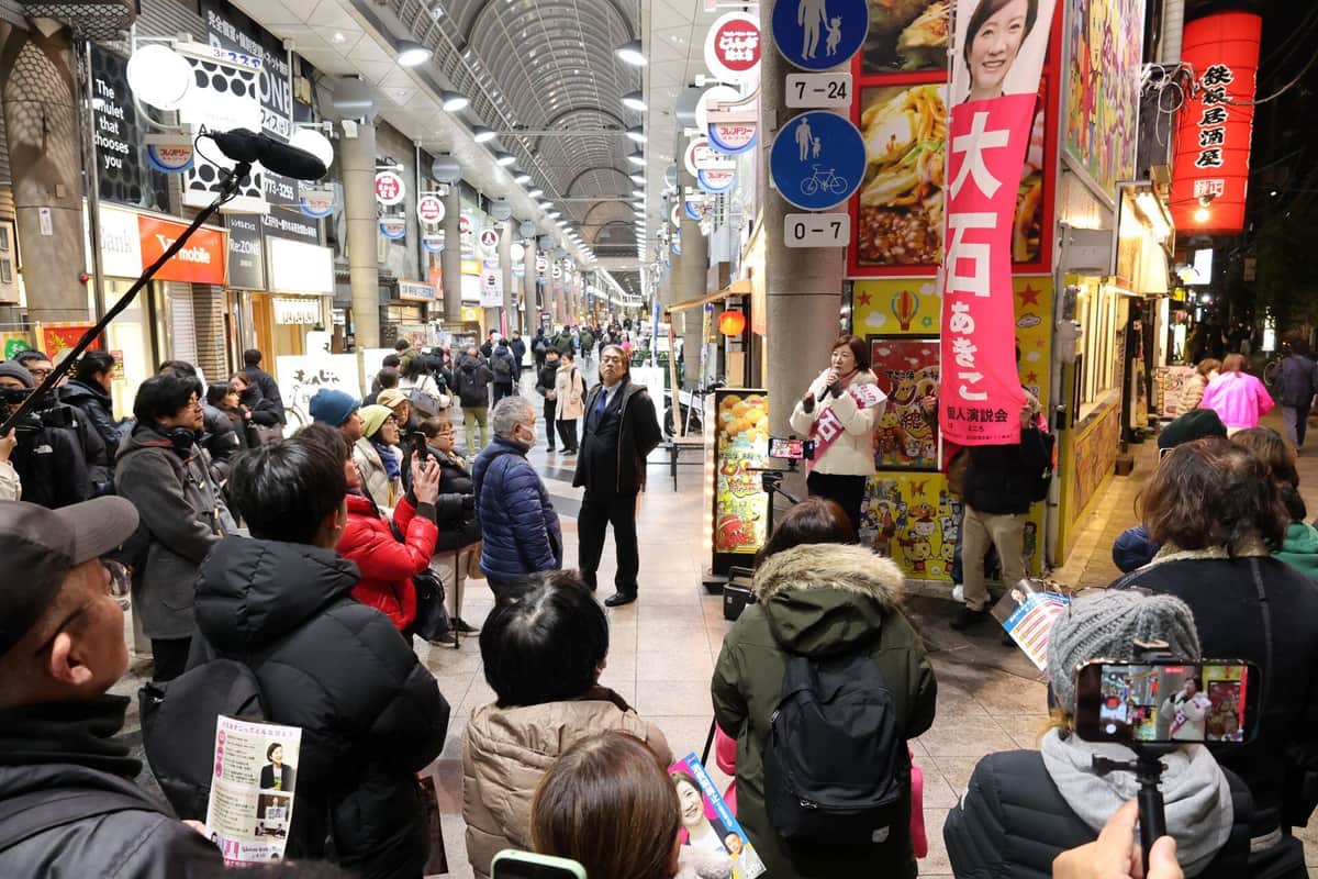 演説を聞く聴衆（1月30日、大阪市淀川区）