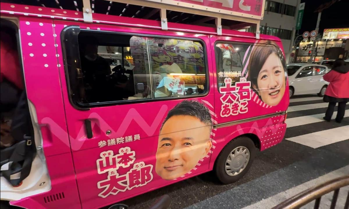 選挙カーには山本太郎氏のラッピングが残ったまま（1月30日、大阪市淀川区）
