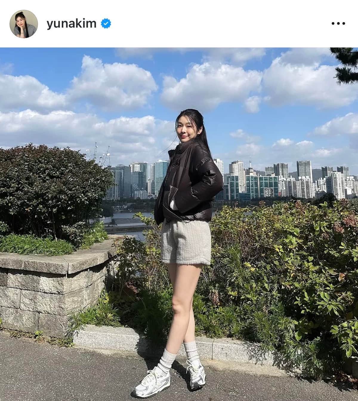 キム・ヨナ、清楚な花柄ワンピースで...華やかオーラダダ漏れ　変わらぬ美貌にドキっ「美人すぎ」