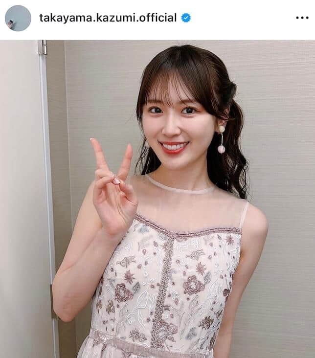 高山一実、ミニ丈コーデで撮影オフショットに反響　笑顔＆色気にドキっ「可愛すぎ」「癒されます」