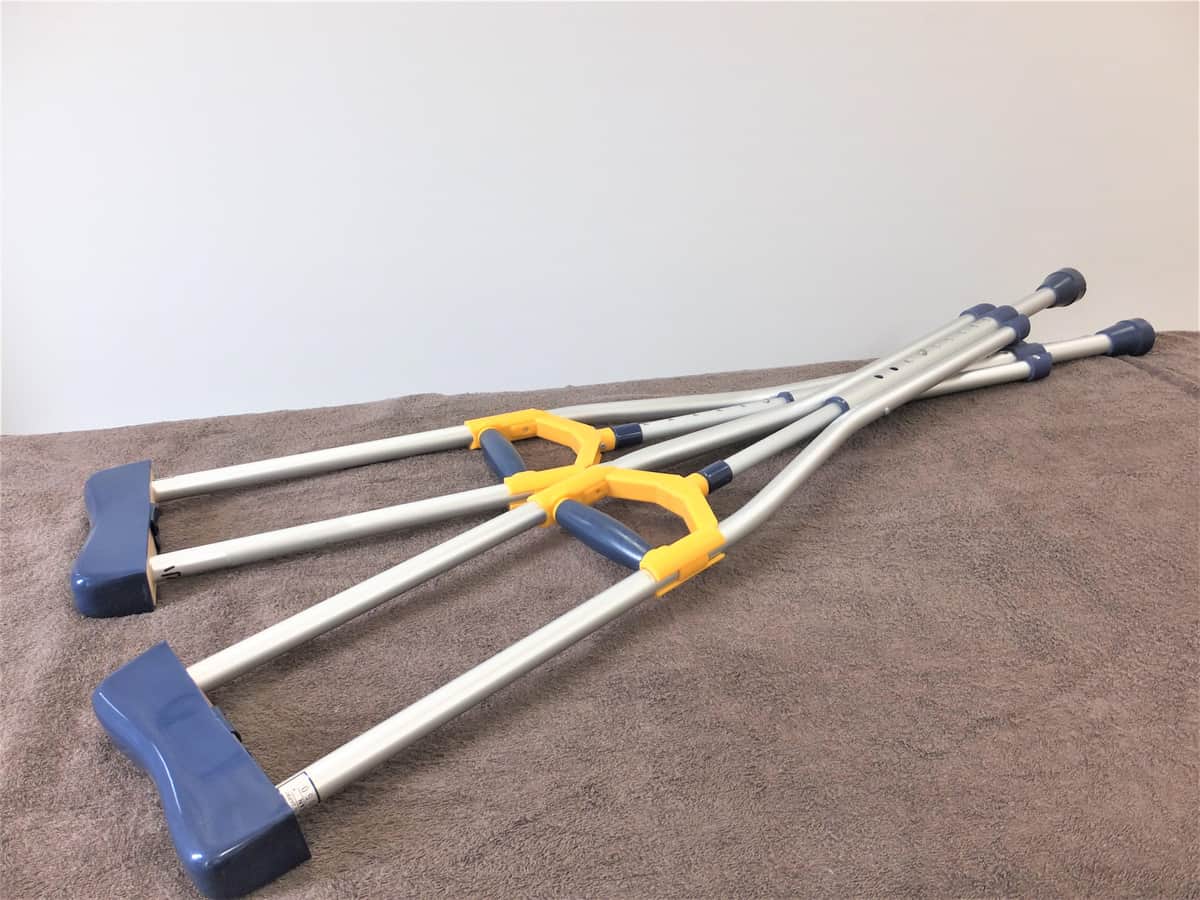 年始からインフルエンザ、筋肉断裂　人気YouTuber、松葉づえ姿で災難続きを語る