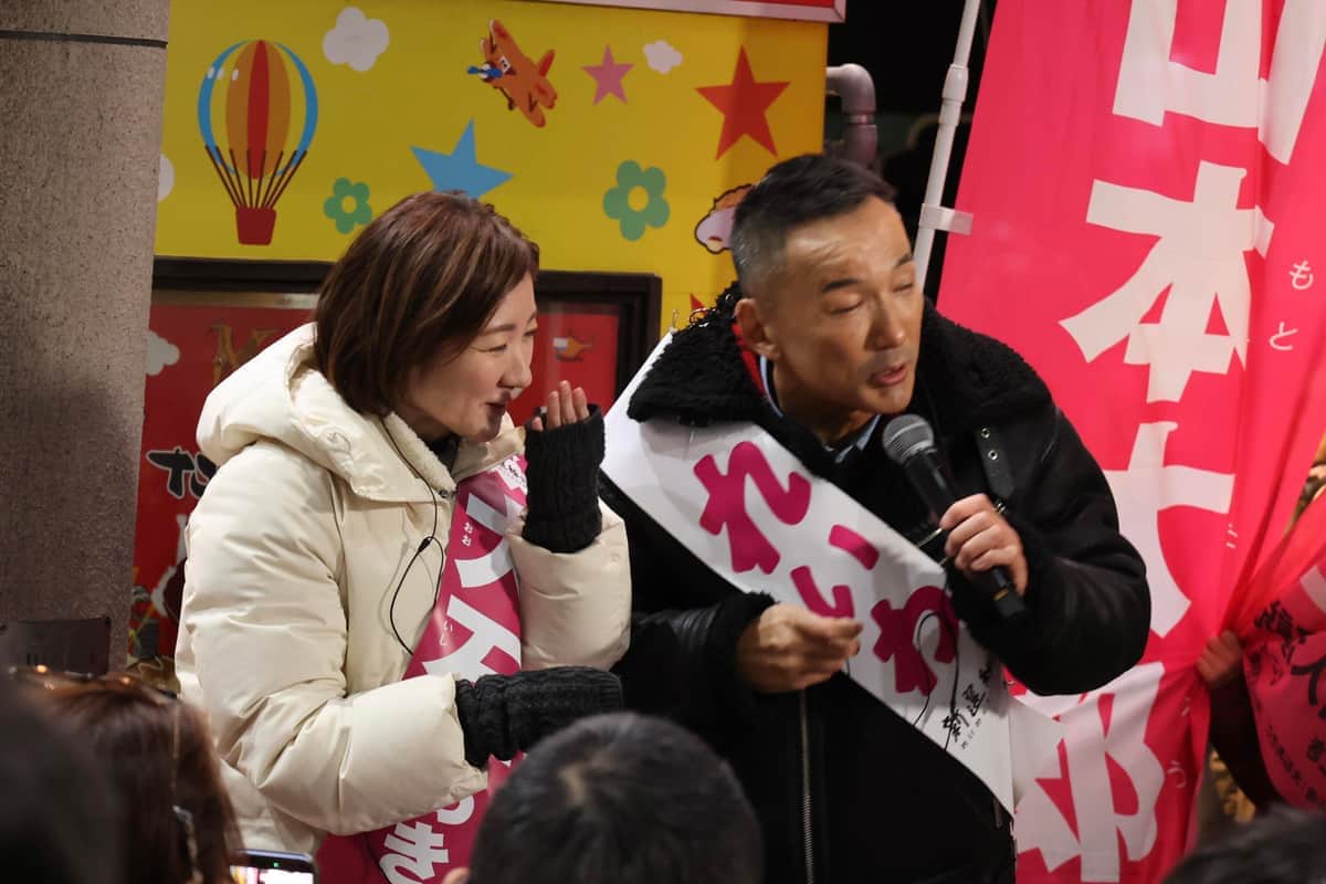 山本太郎代表（右）にささやく大石晃子共同代表。山本代表は「ささやき女将」と呼んでいた（2月6日、大阪市淀川区）