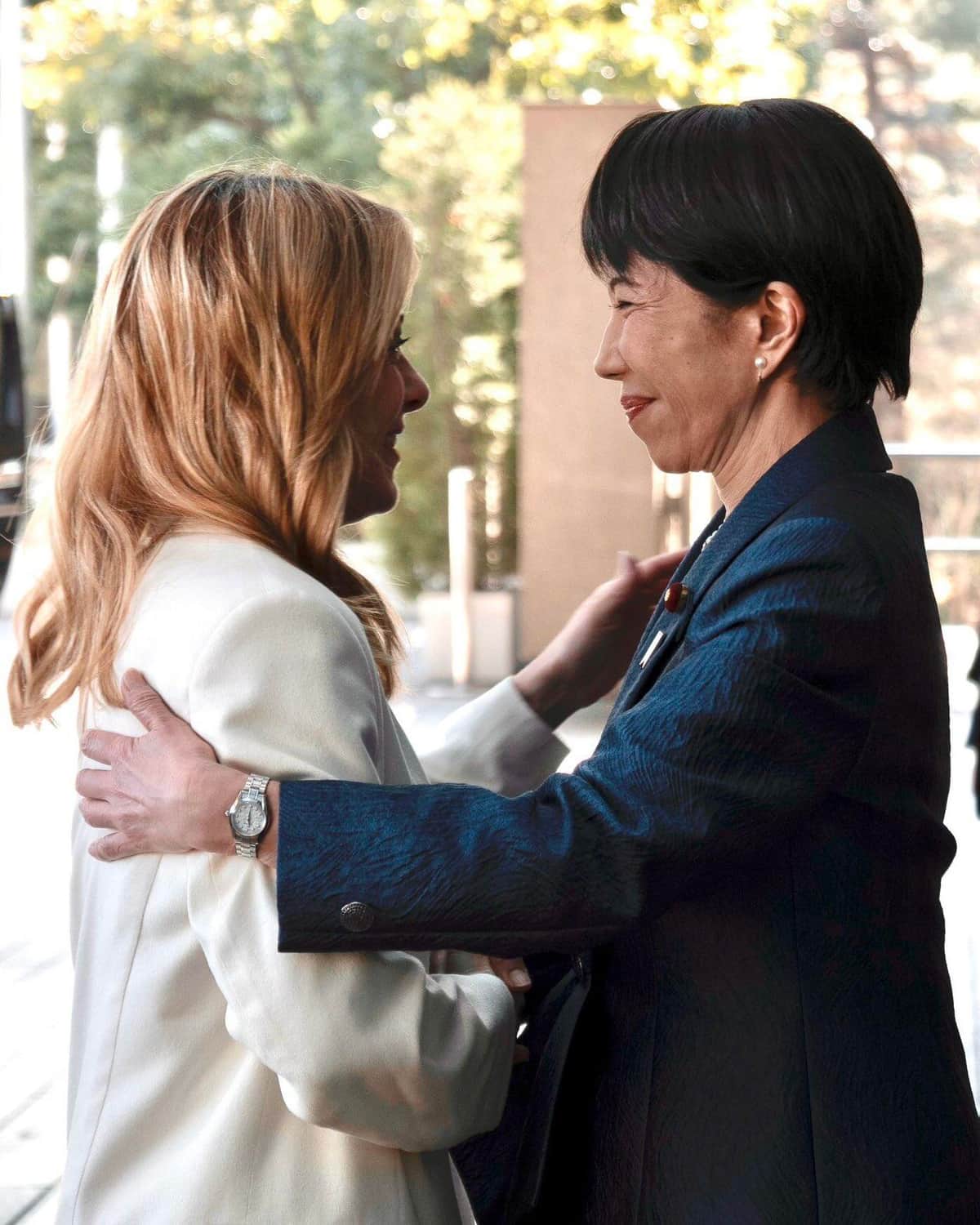 メローニ首相は「見つめ合いショット」を投稿