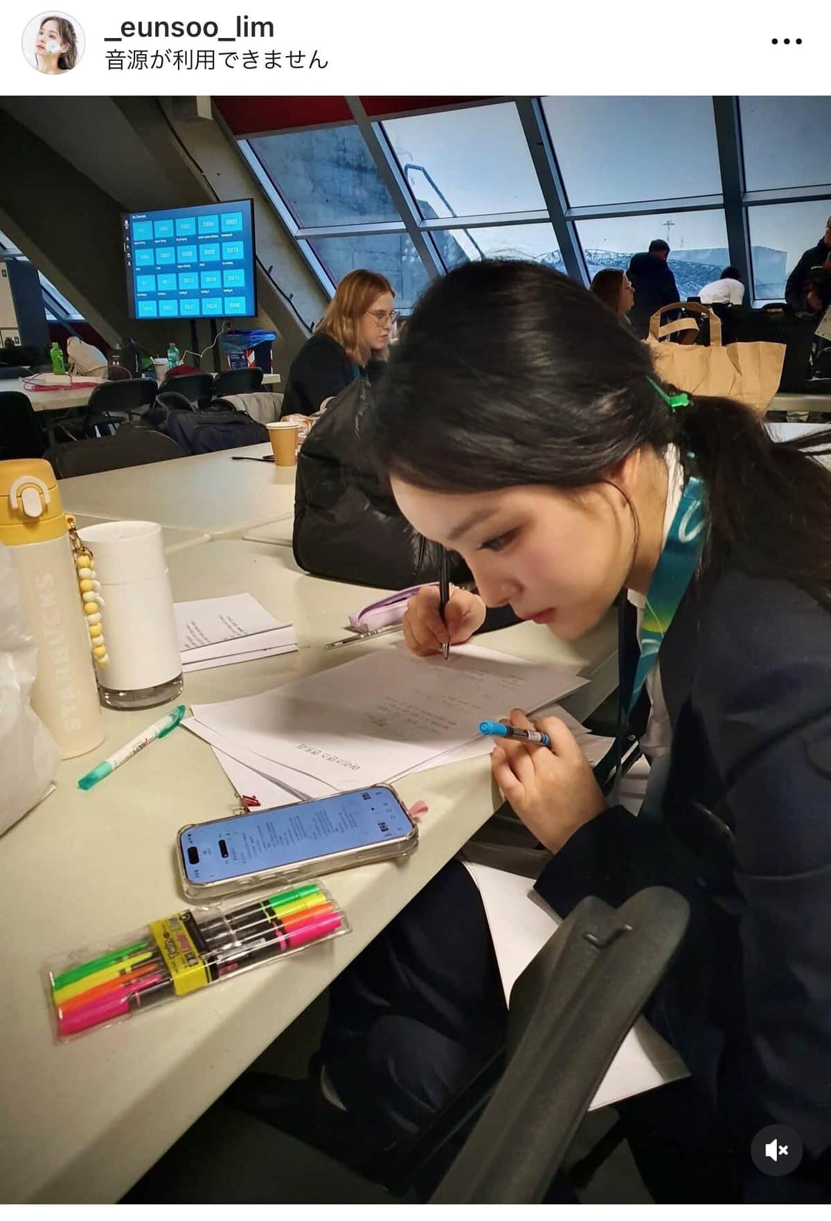 原稿をチェックするイムサン（本人インスタグラムより）