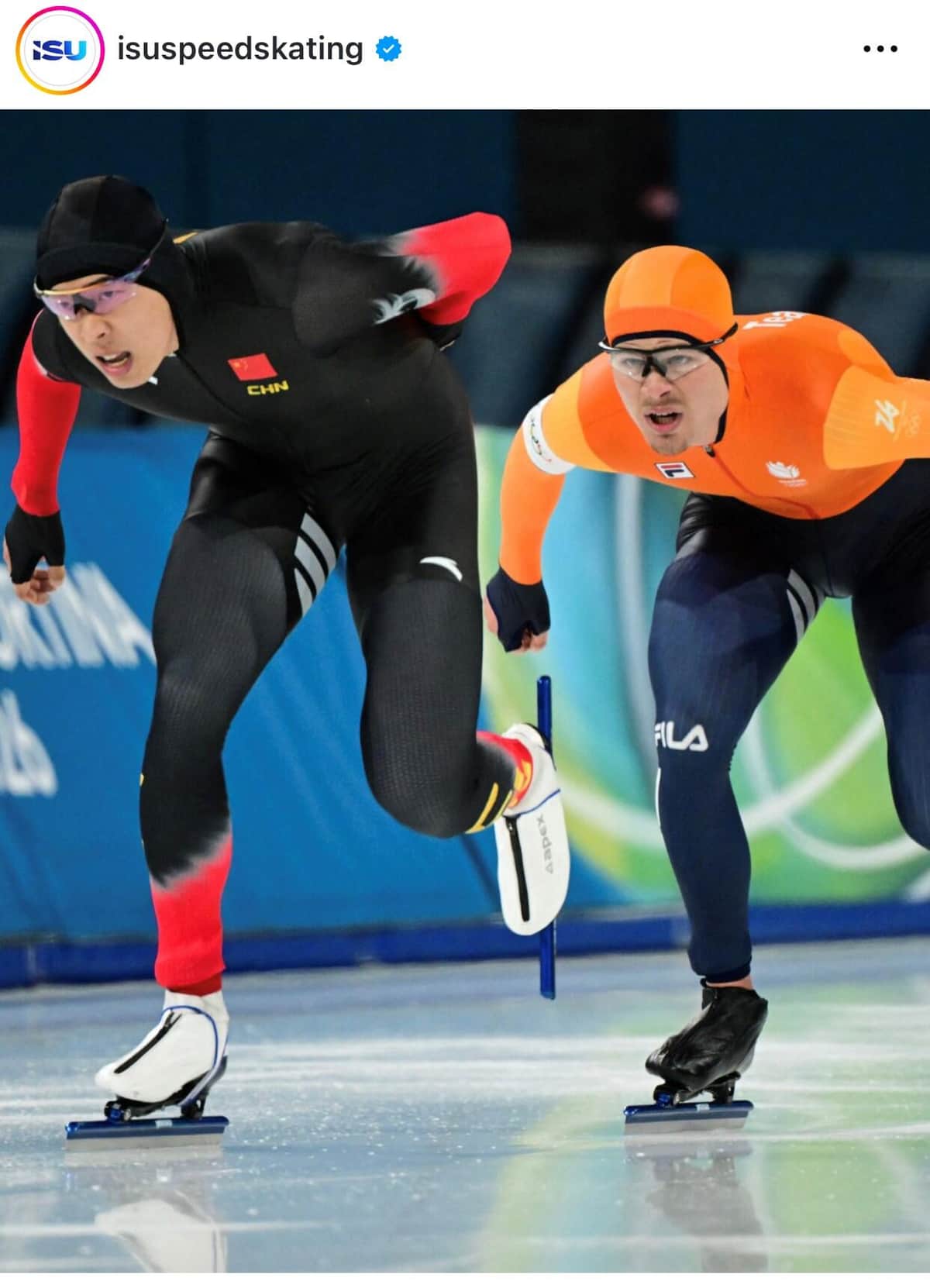 レース中の中国選手とオランダ選手（ISUインスタグラムより）