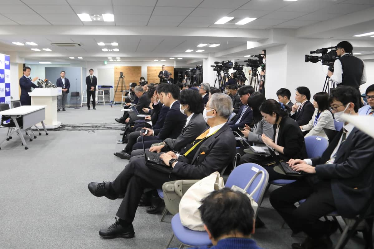 記者会見には多くの記者が集まった
