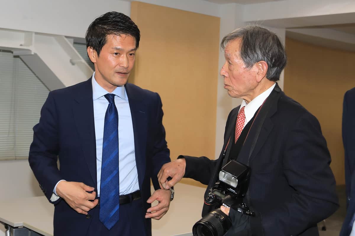 会見終了後、カメラマンからは「非常識だよ」の声
