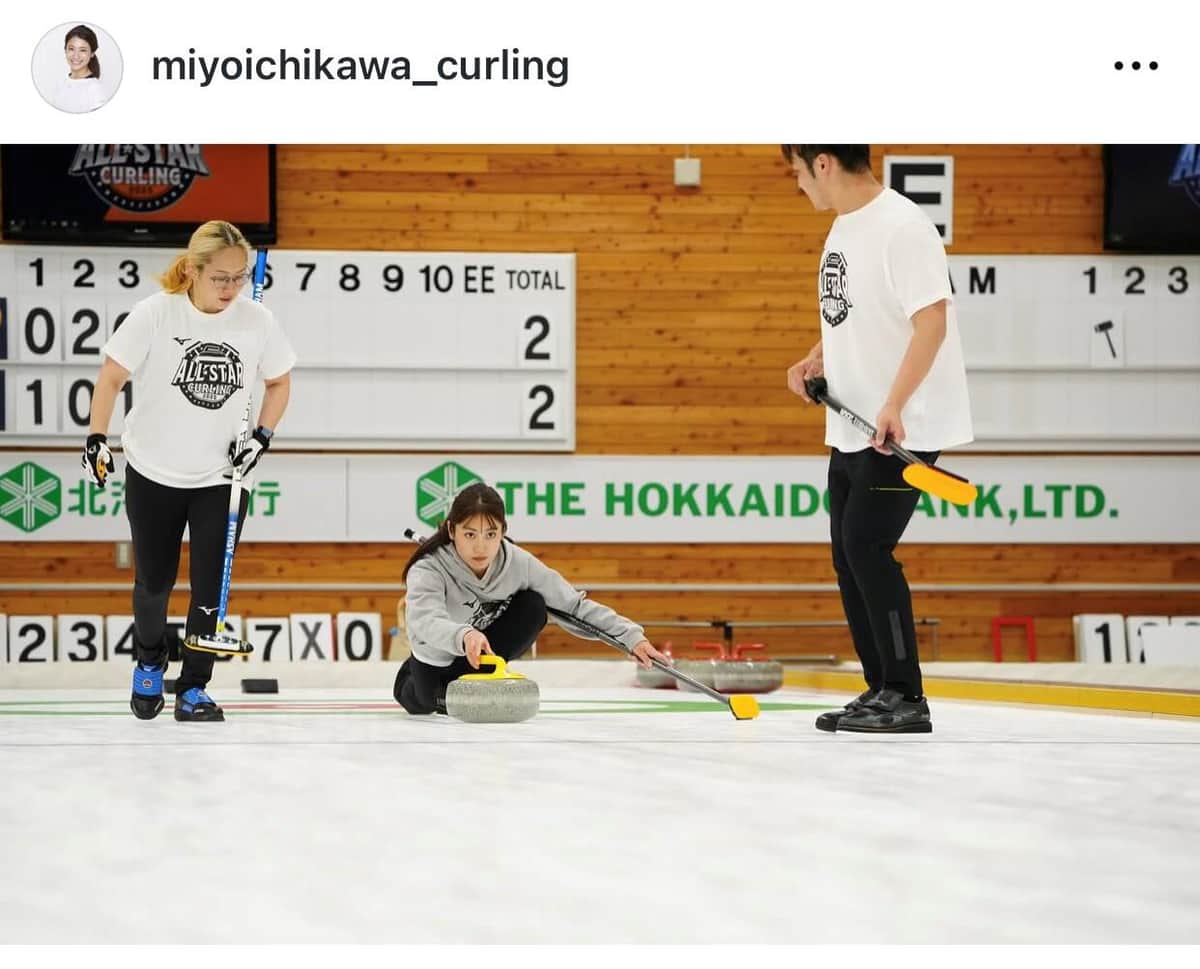 カーリングをする市川さん（本人インスタグラムより）
