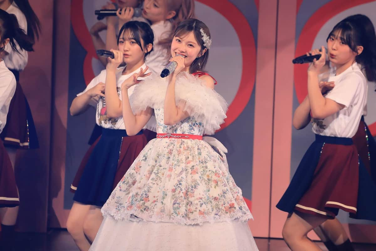 卒業ドレスでセンター曲「半袖天使」を歌う地頭江音々さん