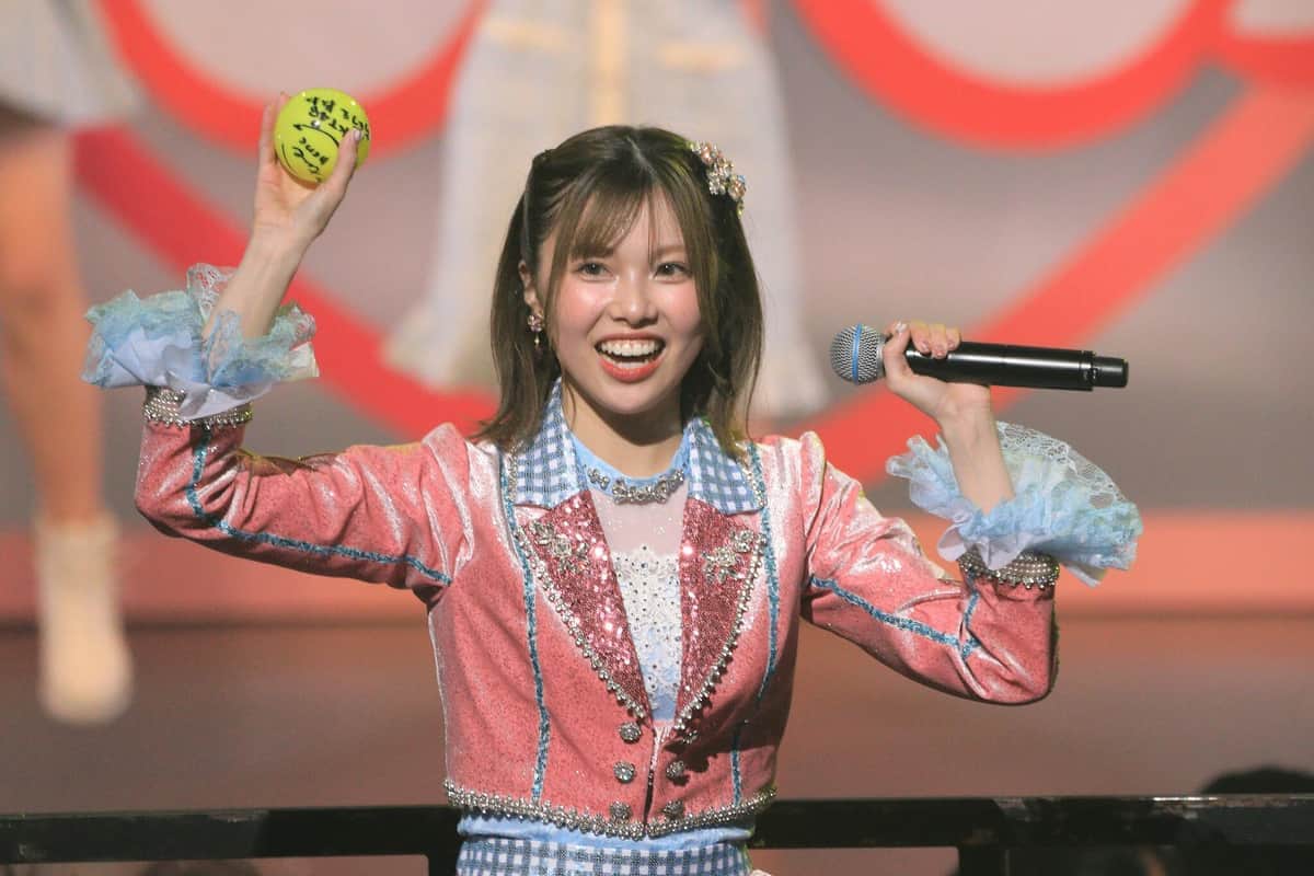 サインボールを客席に投げ入れるパフォーマンスも