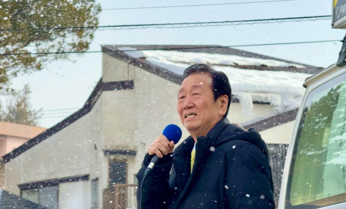 選挙期間は雪の中マイクを持った（小沢氏の事務所Xから）