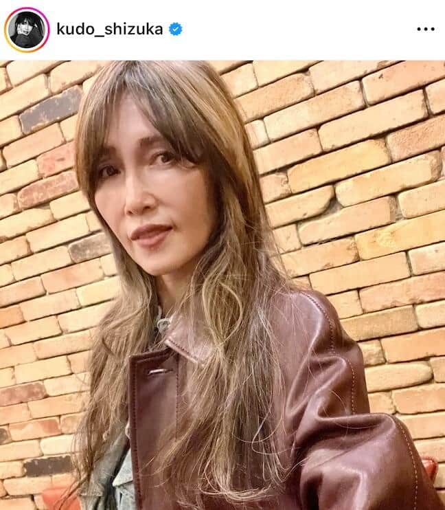 工藤静香、ギュッと愛犬を抱きしめ2ショット　「前代未聞のツンデレ半端ない」「もう可愛くてね」