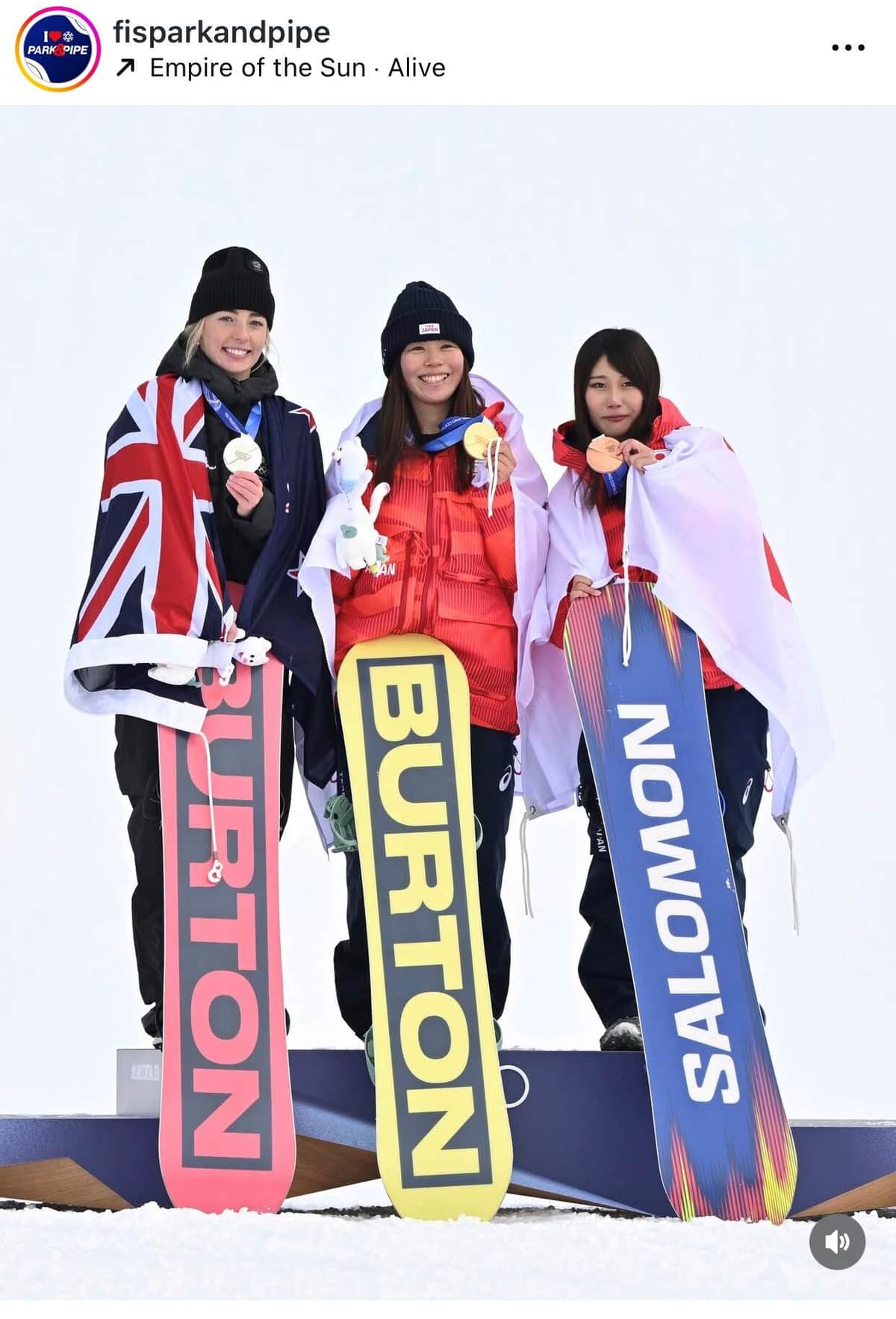 表彰式での3ショット（FISインスタグラムより）