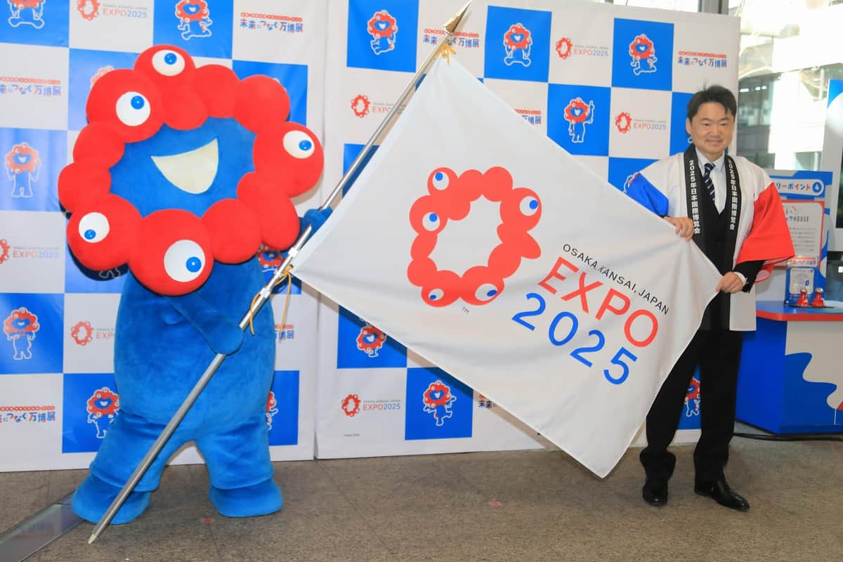 メモリアルフラッグを受け取るミャクミャク
