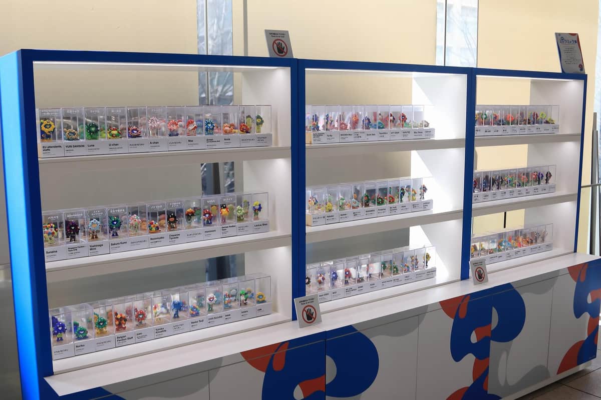 万博関係者がペイントしたミャクミャクフィギュアを約100体並べた「世界のミャクミャク展」