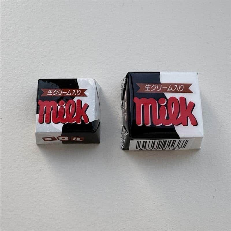 「チロルチョコ〈ミルク〉」の異なる2つのサイズ（同社提供）
