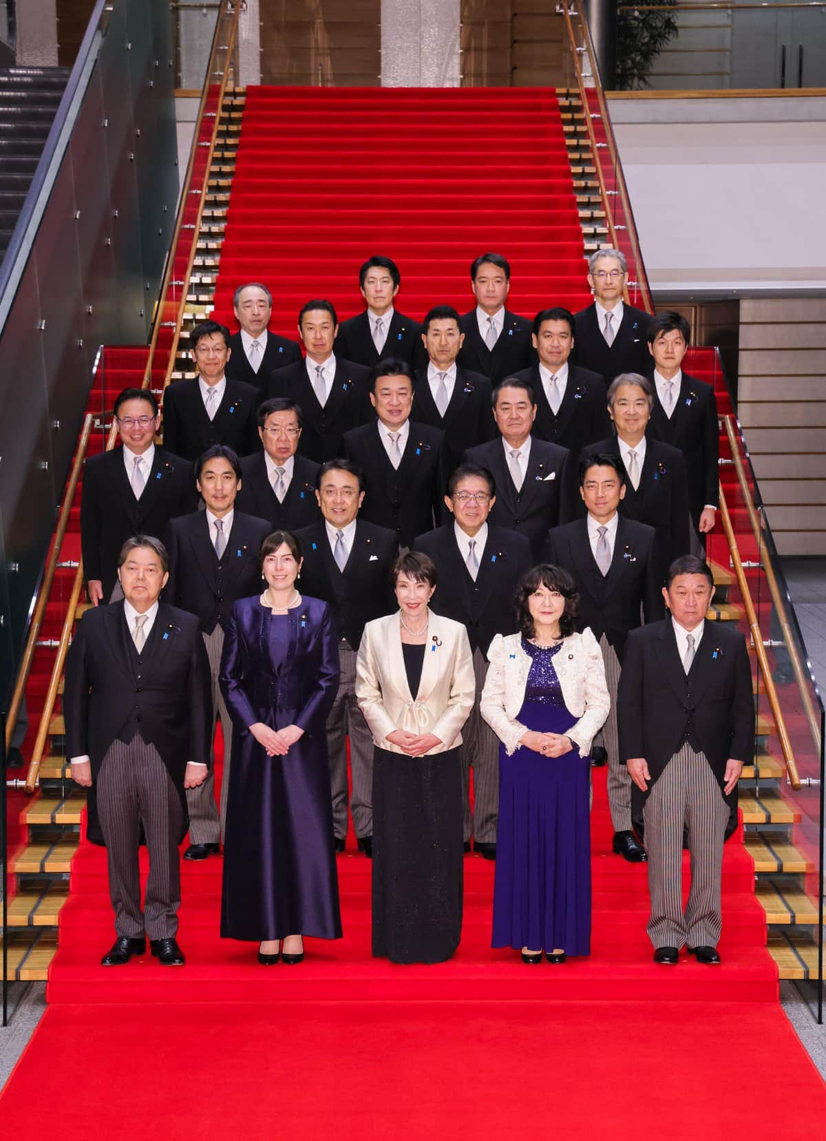 大臣再任で記念撮影。小野田氏は前列左から2番目（高市早苗首相のXから）