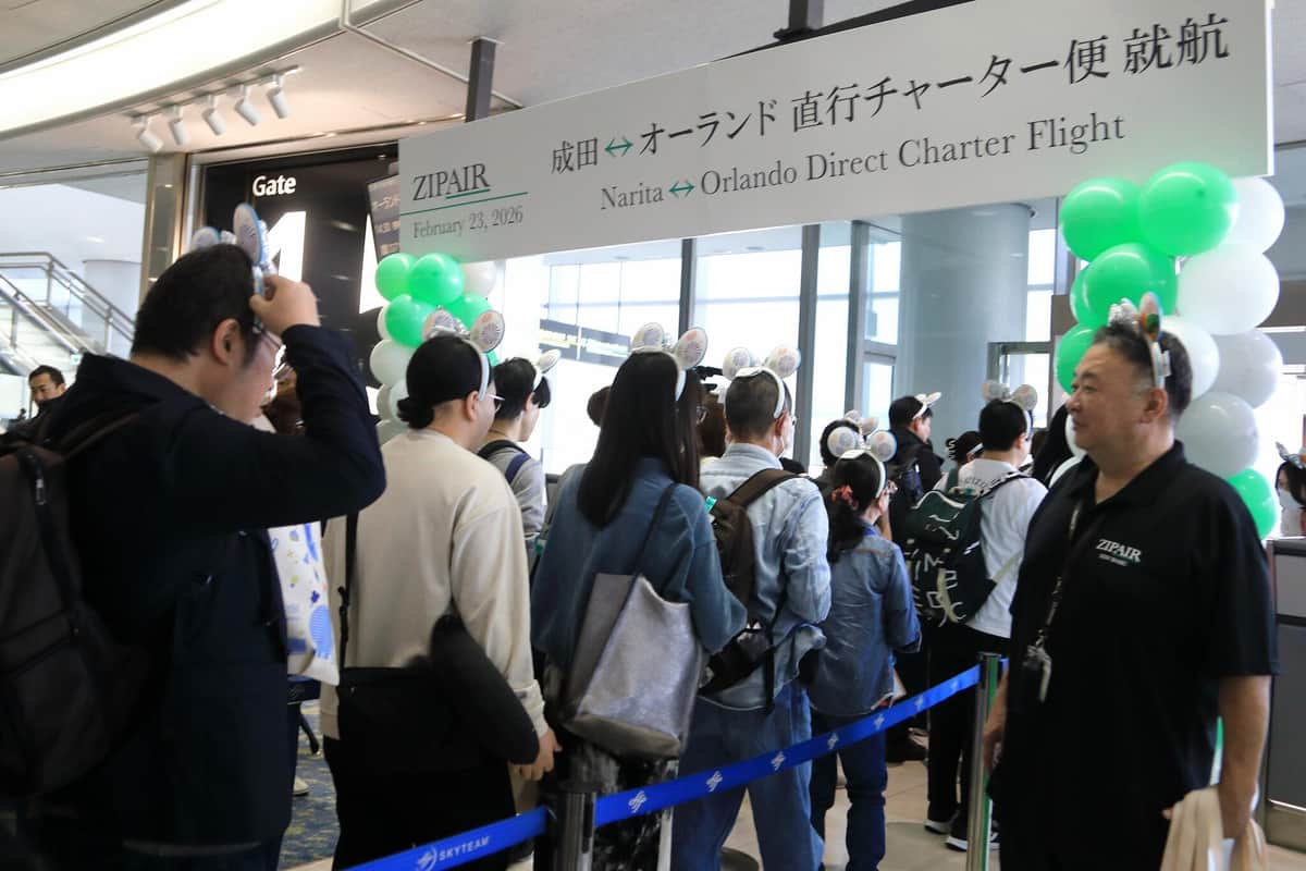 乗客はカチューシャをつけて次々に飛行機に乗り込んだ