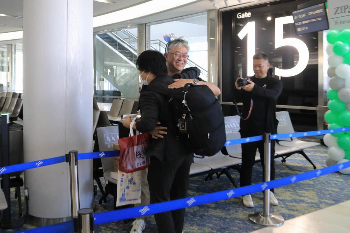 西田社長が乗客とハグする場面も