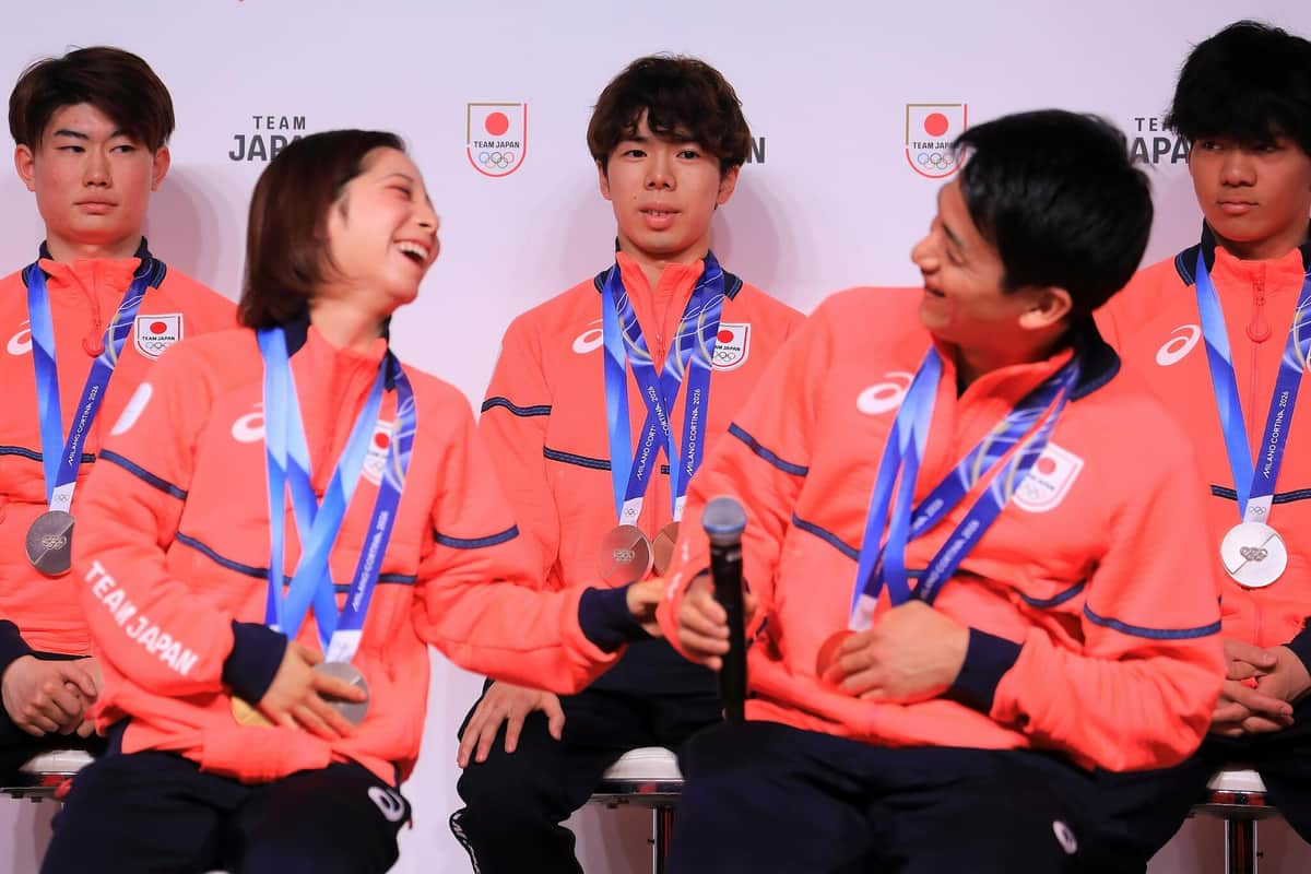 木原龍一選手（右）が名前を間違えられてずっこける場面も