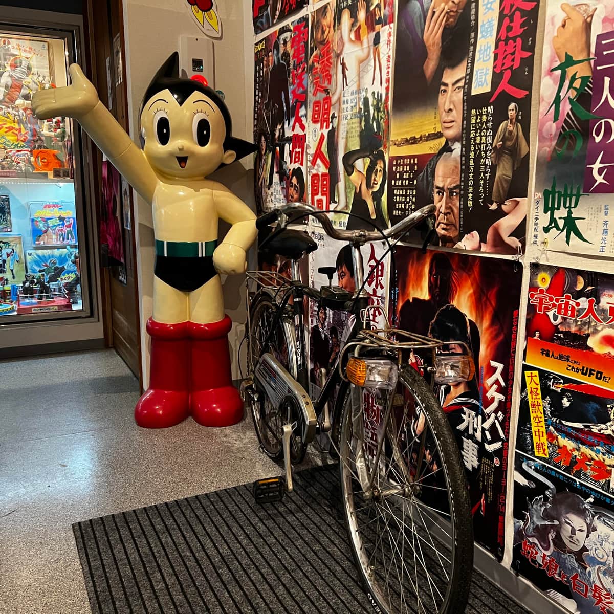 鉄腕アトムの等身大フィギュア。出雲崎レトロミュージアムの公式X（＠retro_museum）より