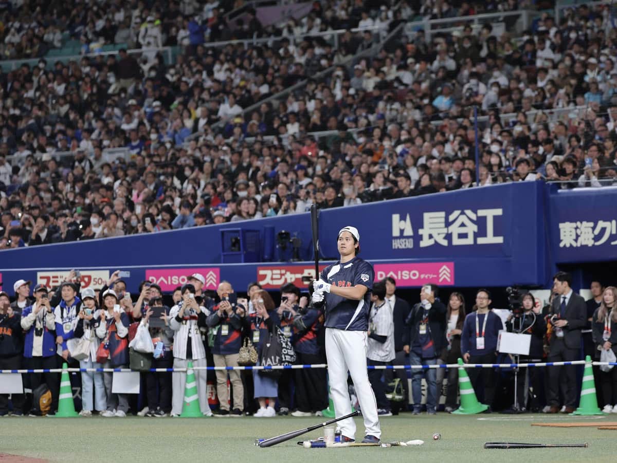 侍ジャパン壮行試合前、打撃練習の準備をする大谷翔平選手（写真：スポーツ報知/アフロ）