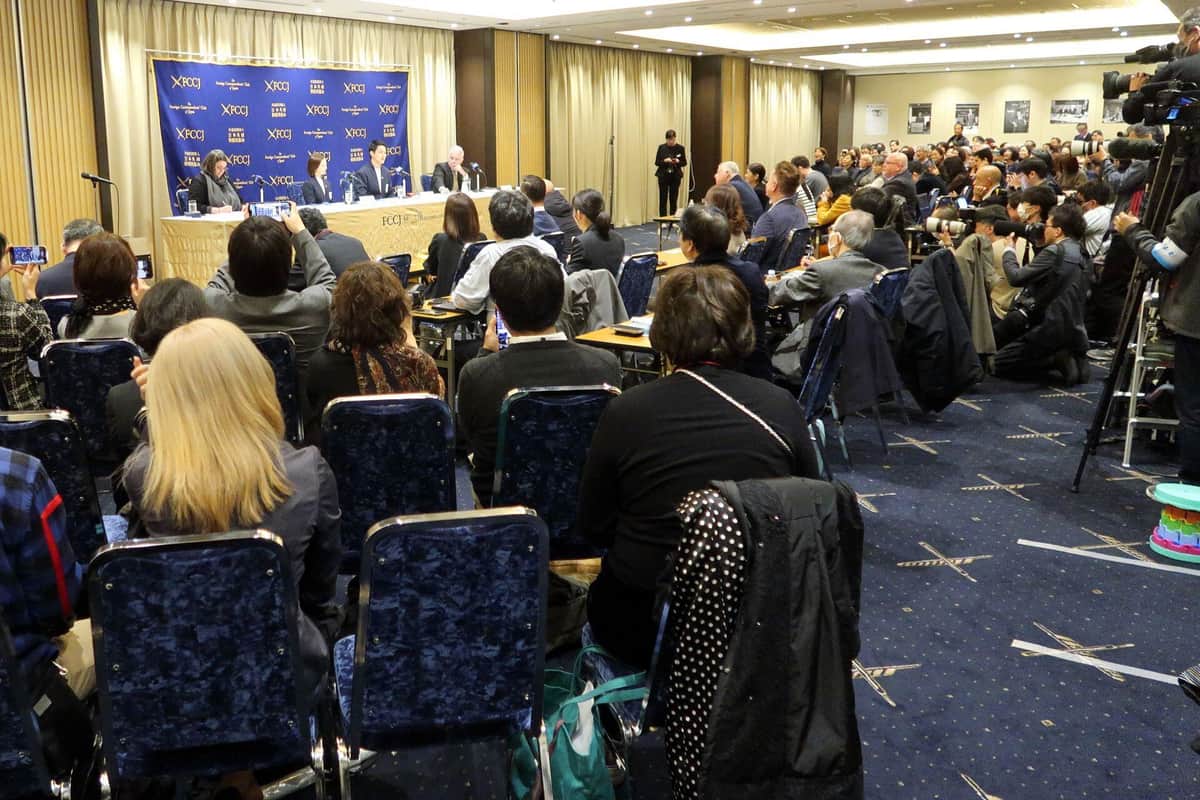 「りくりゅう」帰国会見場は、メディアでびっしり埋まった