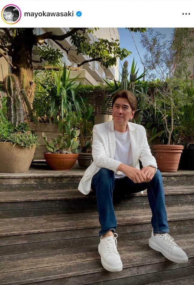 川崎麻世、22歳年下妻と幸せラブラブ2ショット...63歳の誕生日に　「素敵なご家族」「若々しくて眩しい」