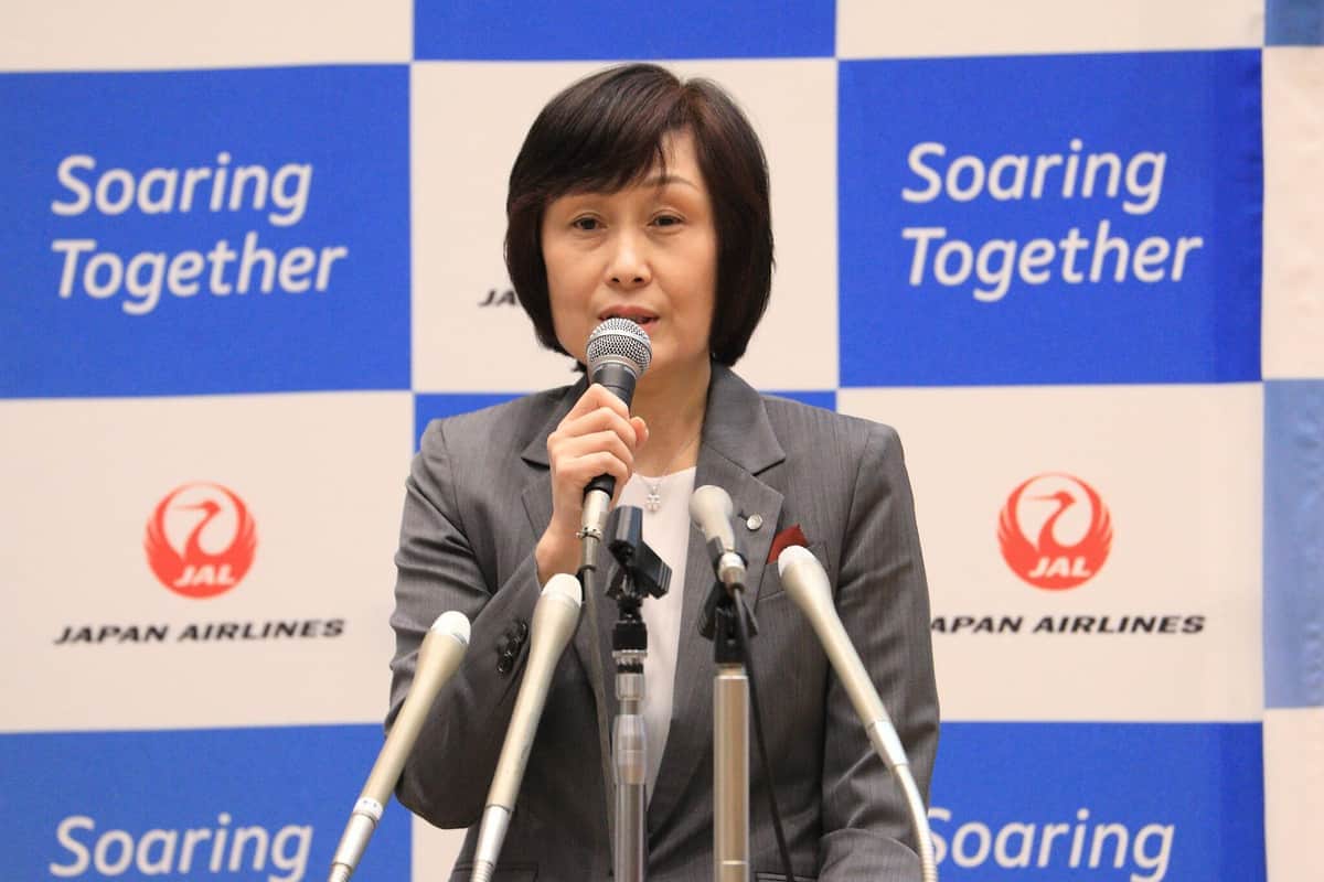 記者会見する日本航空（JAL）の鳥取三津子社長。自己評価について質問される場面もあった