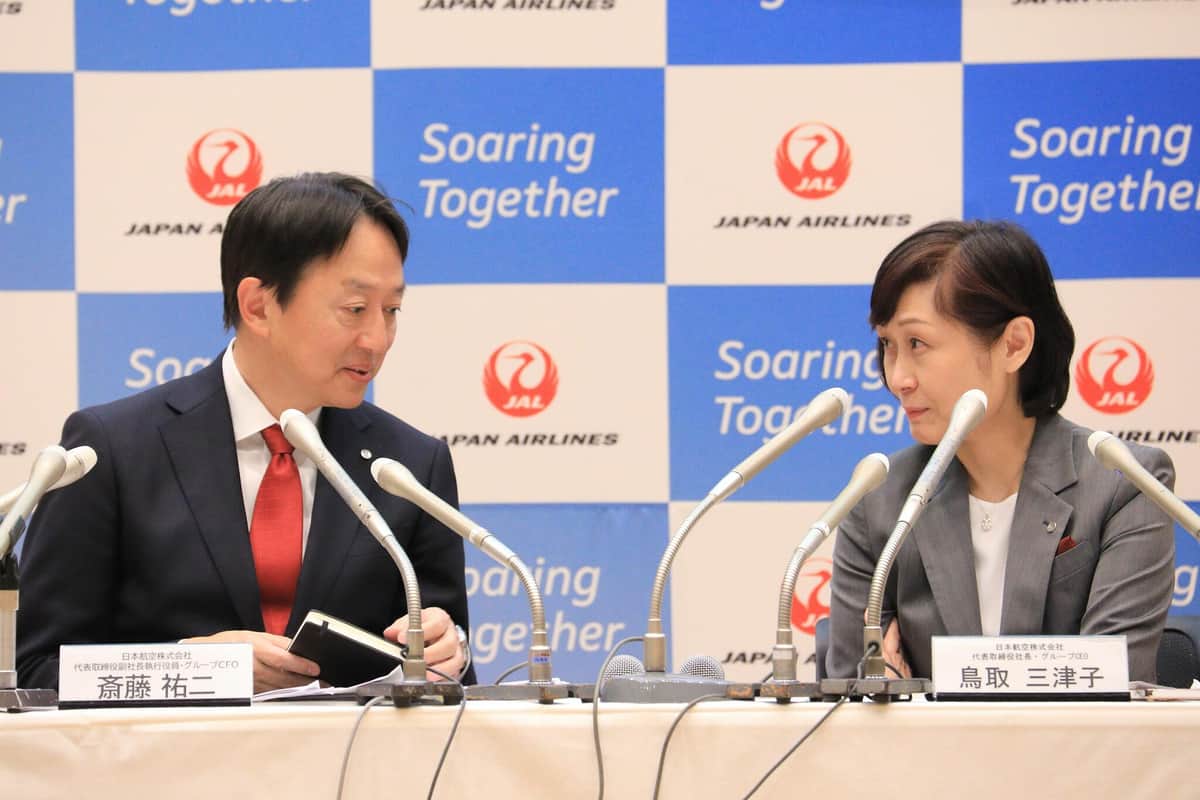 斎藤祐二副社長(左)から質問を聞く場面もあった