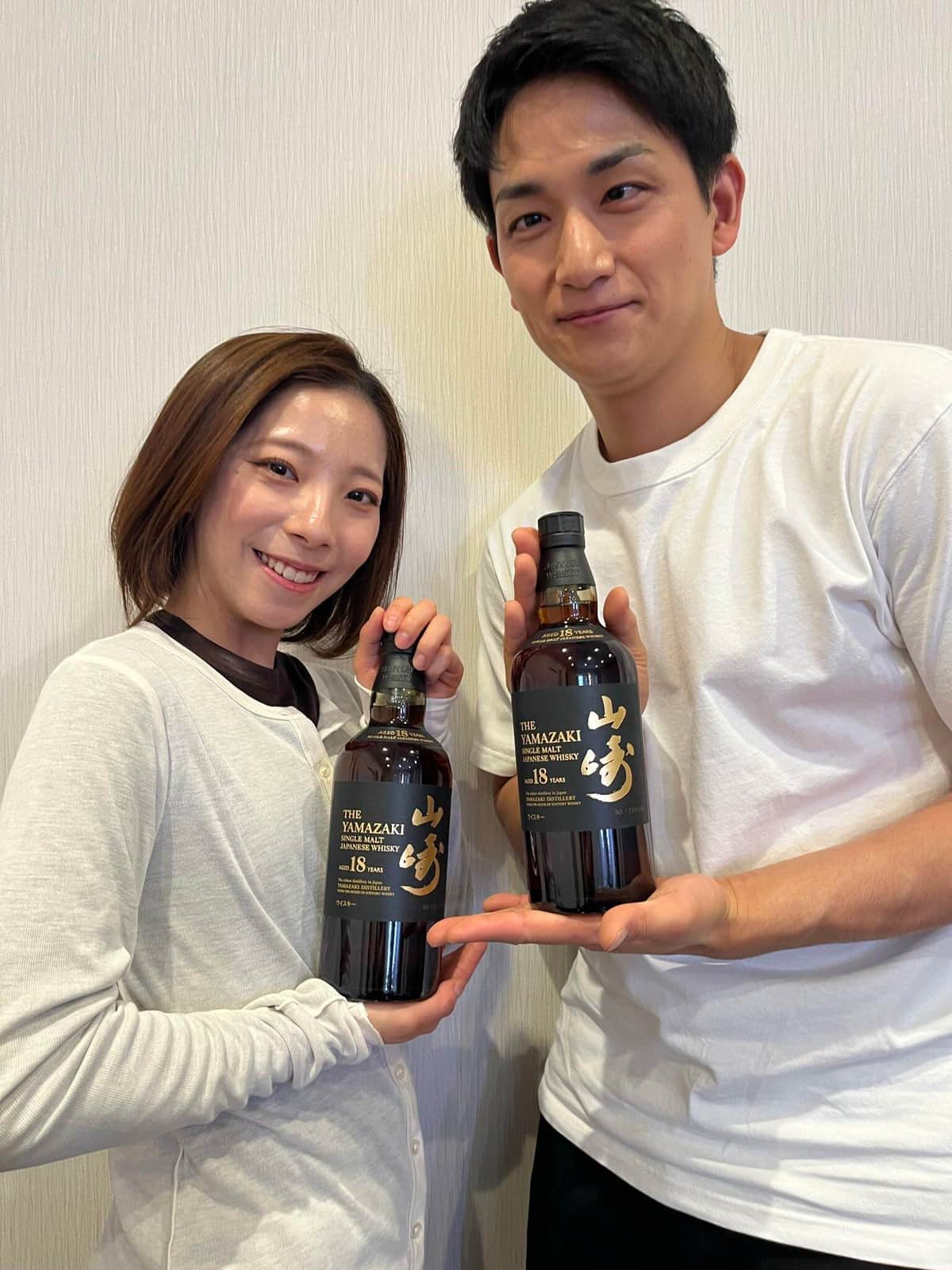 ウイスキーを手に笑顔を見せる「りくりゅう」の2人（木原選手のXから）