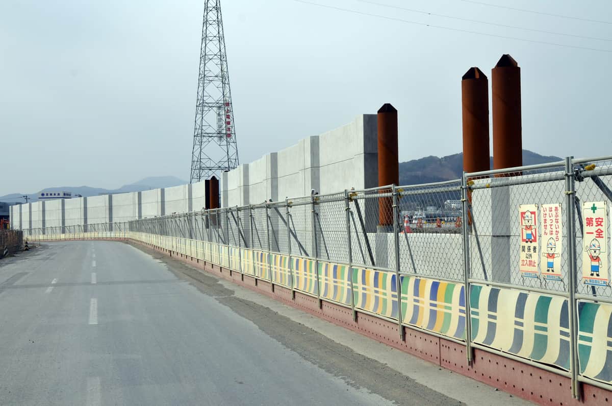 2015年当時、気仙沼市内で建設中だった防潮堤（2015年3月撮影）