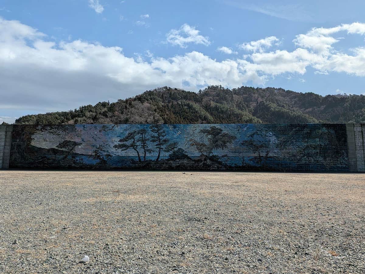 「海岸線の美術館」と名付けられた、雄勝にある防潮堤の壁画の一つ（2026年2月撮影）
