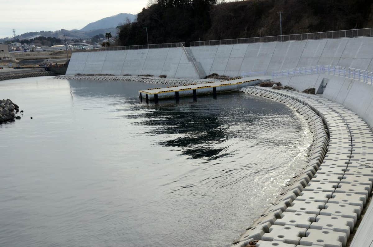 気仙沼市内で造られた防潮堤（2017年撮影）