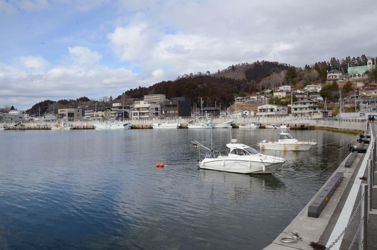 気仙沼市中心部の防潮堤。高さに圧倒されるほどではない印象だった（2026年2月撮影）