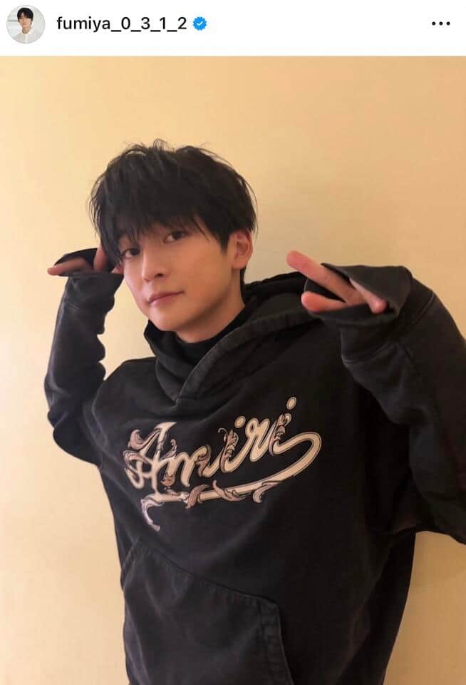 高橋文哉、25歳の誕生日を報告...バルーンに囲まれさわやか表情　「かっこいいです！」「スゴい、大人っぽい」