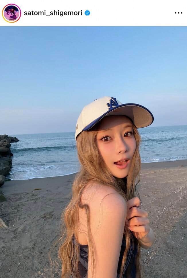 重盛さと美、ミニ丈デニムサロペの破壊力にドキっ　「癒やしの女神」アイス片手にどアップショット