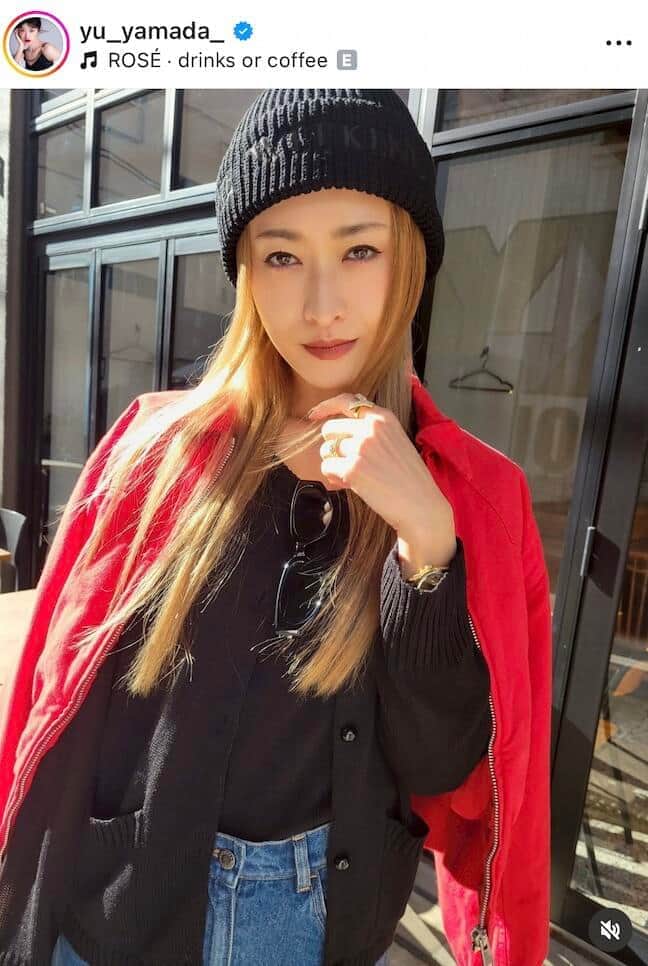 山田優、黒ショーパン×ブーツで異次元スタイルの美貌　爆イケなサングラスあわせ...「何でも似合う」「完璧」