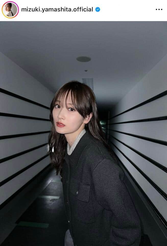 山下美月、膝上ミニスカ×ハイソ×肩出しノースリの春服コーデ　すらりスタイルでかわいさ限界突破