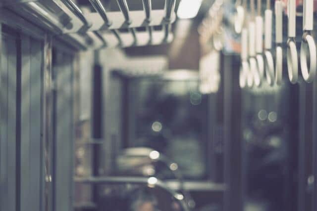 「すみません」朝の通勤電車で隣の女性が居眠り...肩にもたれたまま動かず　降りる駅に着いて起きた出来事