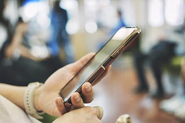 通勤電車で隣の女性が居眠り…どうしたら？（写真はイメージ）
