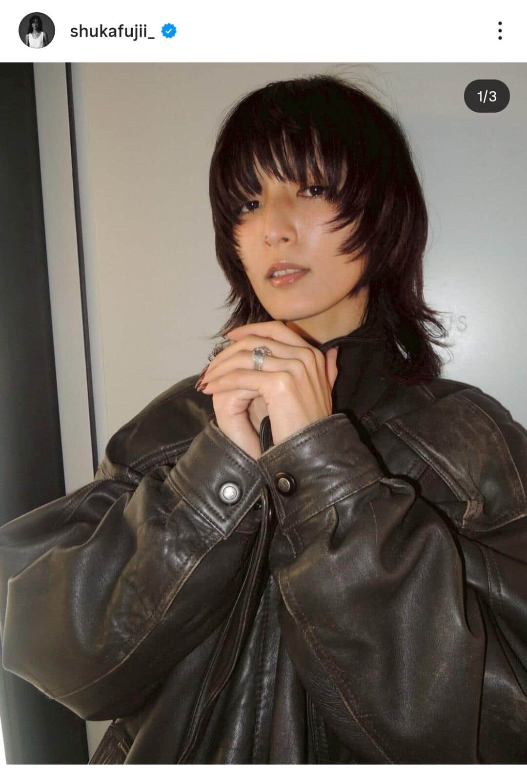 元「E-girls」藤井萩花、ミニスカ姿で砂浜に寝転ぶショットにドキっ　リラックスした雰囲気で