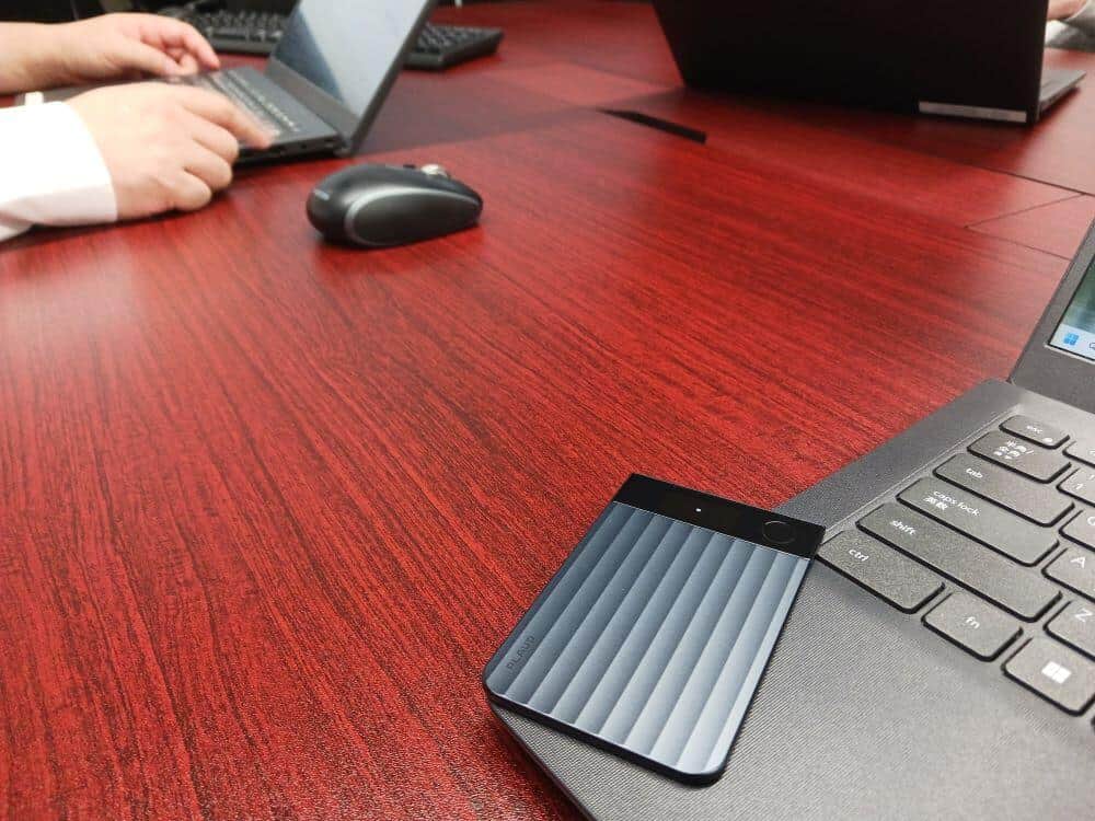 「Plaud Note Pro」の最適録音範囲は最大5メートルまで。威圧感を与えないデザインで使いやすい